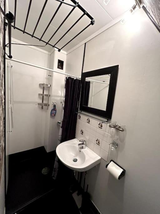 Cozy Apartment In Popular Street Bergen Esterno foto